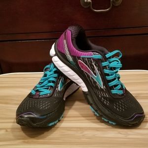 Brand NEW Brooks Running Shoes Size 6.5
